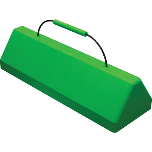 Cale de roue pour avion Checkers Safety SafeRay avec poign&eacute;e &agrave; c&acirc;ble, Ur&eacute;thane, Vert fluorescent, 24" la x 8" p x 6" h Cam Industrial