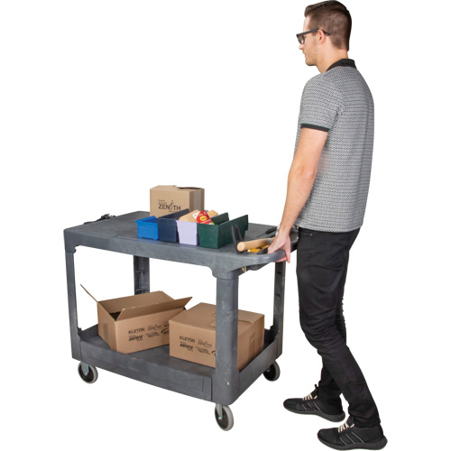 Chariot utilitaire pour l'entretien avec tablette plate, 2 tiers, 25-1/4" x 32-1/4" x 44", Capacit&eacute; 550 lb Cam Industrial