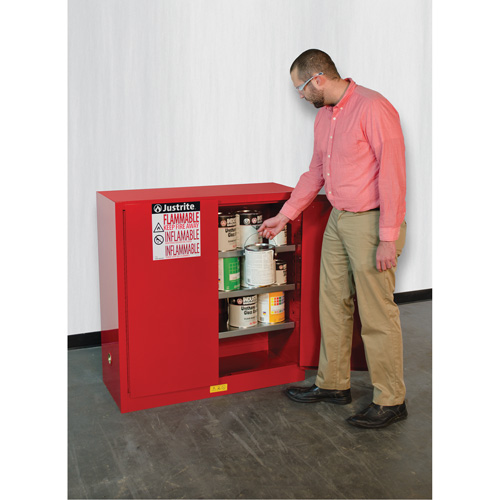 Armoire de s&eacute;curit&eacute; pour la peinture et les encres combustibles EX Sure-Grip, 40 gal., 3 tablettes Cam Industrial