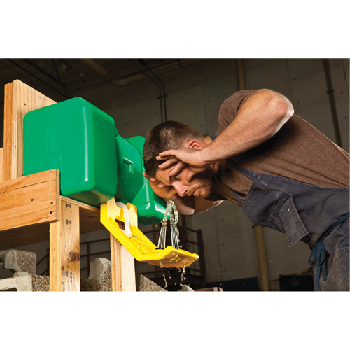 Poste de douche oculaire, Aliment&eacute; par gravit&eacute;, Capacit&eacute; 9 gal., Conformit&eacute; ANSI Z358.1 Cam Industrial