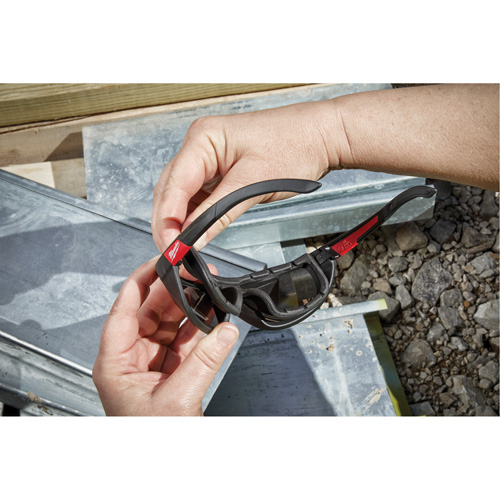Lunettes de s&eacute;curit&eacute; performantes avec joint, Lentille Noir, Polaris&eacute;, R&eacute;pond ou surpasse la norme CSA Z94.3 Cam Industrial