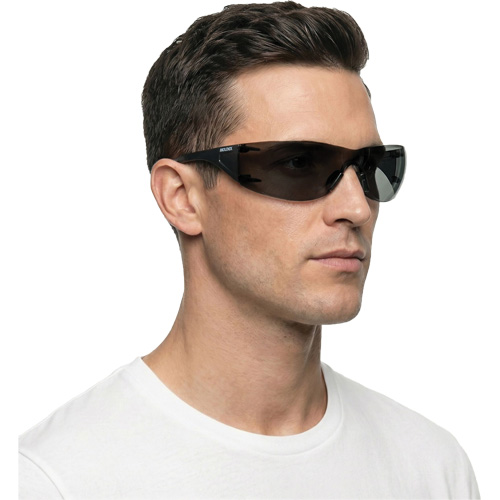 Lunettes de s&eacute;curit&eacute; Adapt Lite, Lentille Fum&eacute;e, Antibu&eacute;e/Anti-&eacute;gratignures, ANSI Z87+/R&eacute;pond ou surpasse la norme CSA Z94.3 Cam Industrial