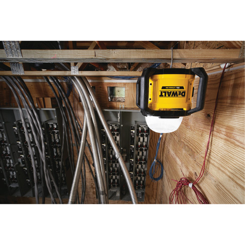 Baladeuse polyvalent sans fil Tool Connect 20V Max, DEL, 5000 lumens, Boîtier en Plastique Cam Industrial