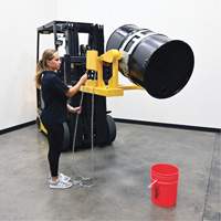 Porte-baril pour chariot &agrave; fourche, Pour 55 gal. US (45,8 gal imp&eacute;rial) Cam Industrial