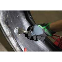 Outil robuste de roulage pour r&eacute;paration de pneus avec roulette &agrave; patch en acier Cam Industrial