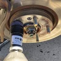 Outil de nettoyage pour moyeux, goujons et roues &agrave; entraînement par chocs STUD KLEEN Cam Industrial