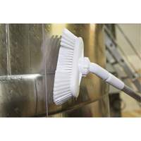 Brosse de lavage aliment&eacute;e en eau et &agrave; angle r&eacute;glable, Soies Doux, Longueur de 9-1/4", Vert Cam Industrial