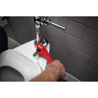 Cl&eacute; &agrave; tuyau hexagonale coud&eacute;e en acier, Cap des m&acirc;choires 2-5/8", Longueur 10-1/2", Fini Rev&ecirc;tement en poudre, Prise Ergonomique Cam Industrial