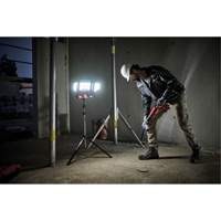 Lampe de travail &agrave; DEL professionnelle &agrave; panneaux pliants lumens sans fil 18V sur tr&eacute;pied, DEL, 3600 lumens Cam Industrial